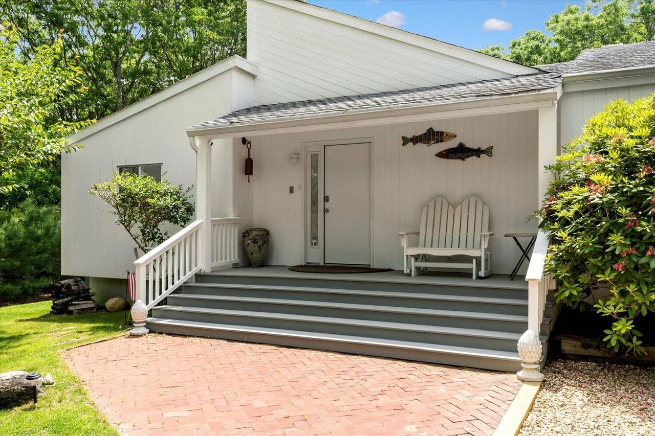 LIGHT AND BRIGHT, COMFY AND CLEAN. EAST HAMPTON SUMMER RENTAL