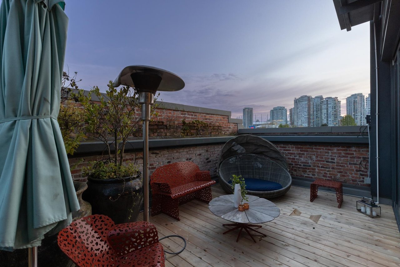 50-133 Keefer St