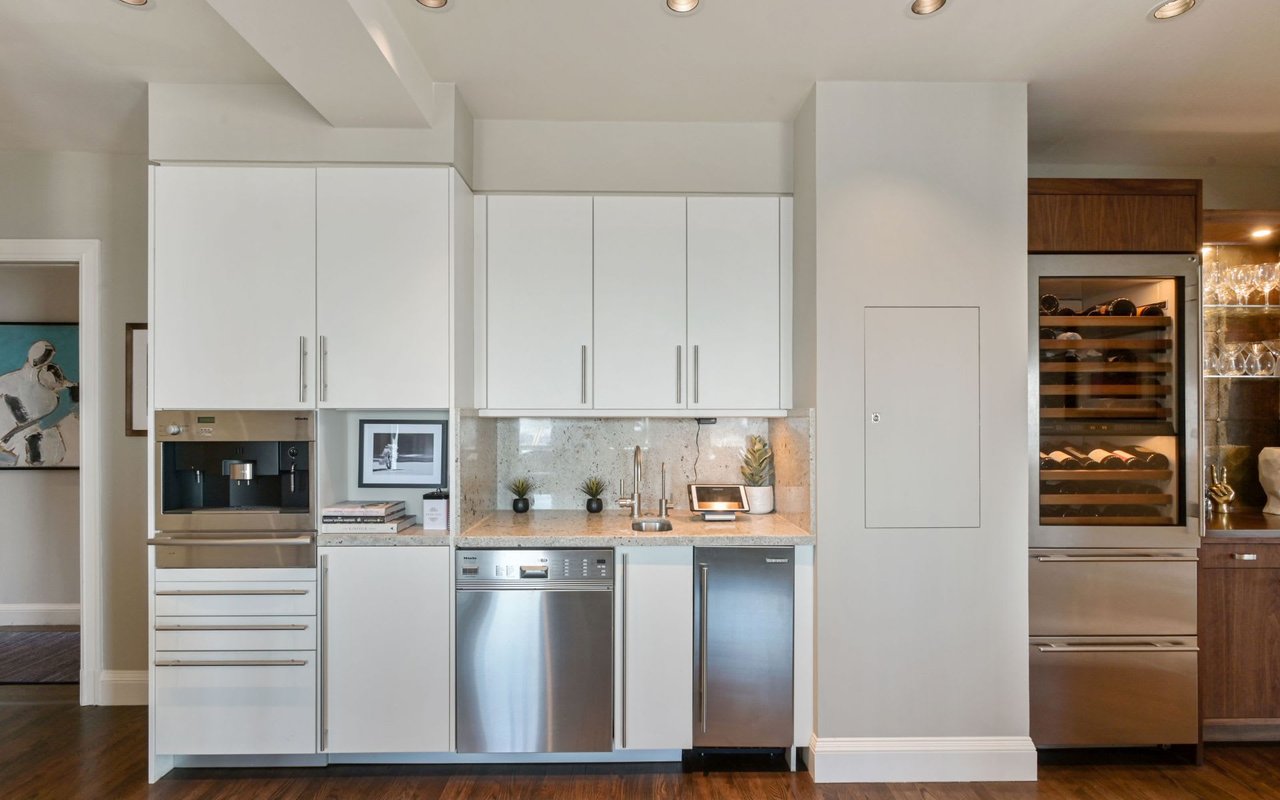  Prestigious Half Floor Apartment on Russian Hill