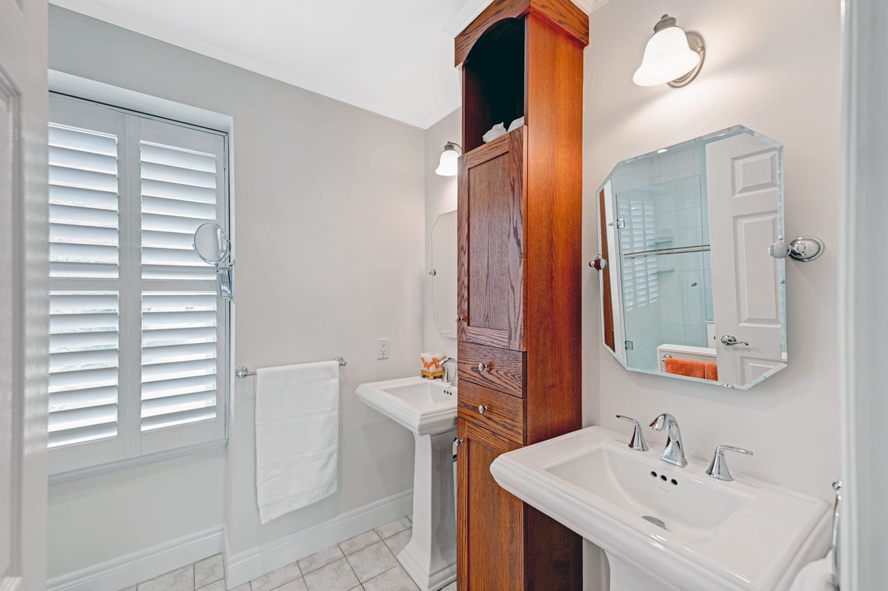 1255 Lorne Park Rd