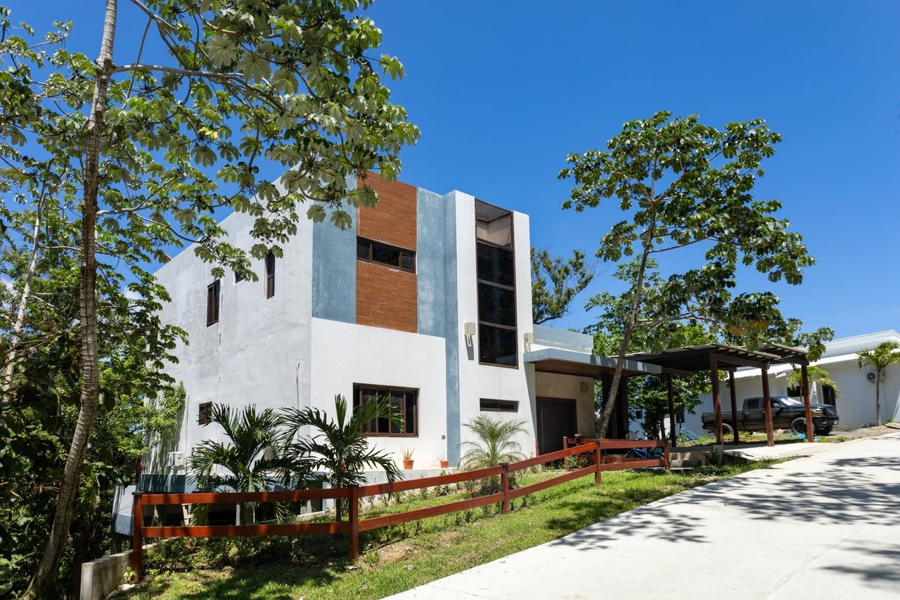 Brass Hill, Casa Montana