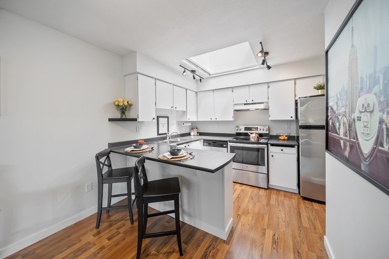 312-932 Robinson St
