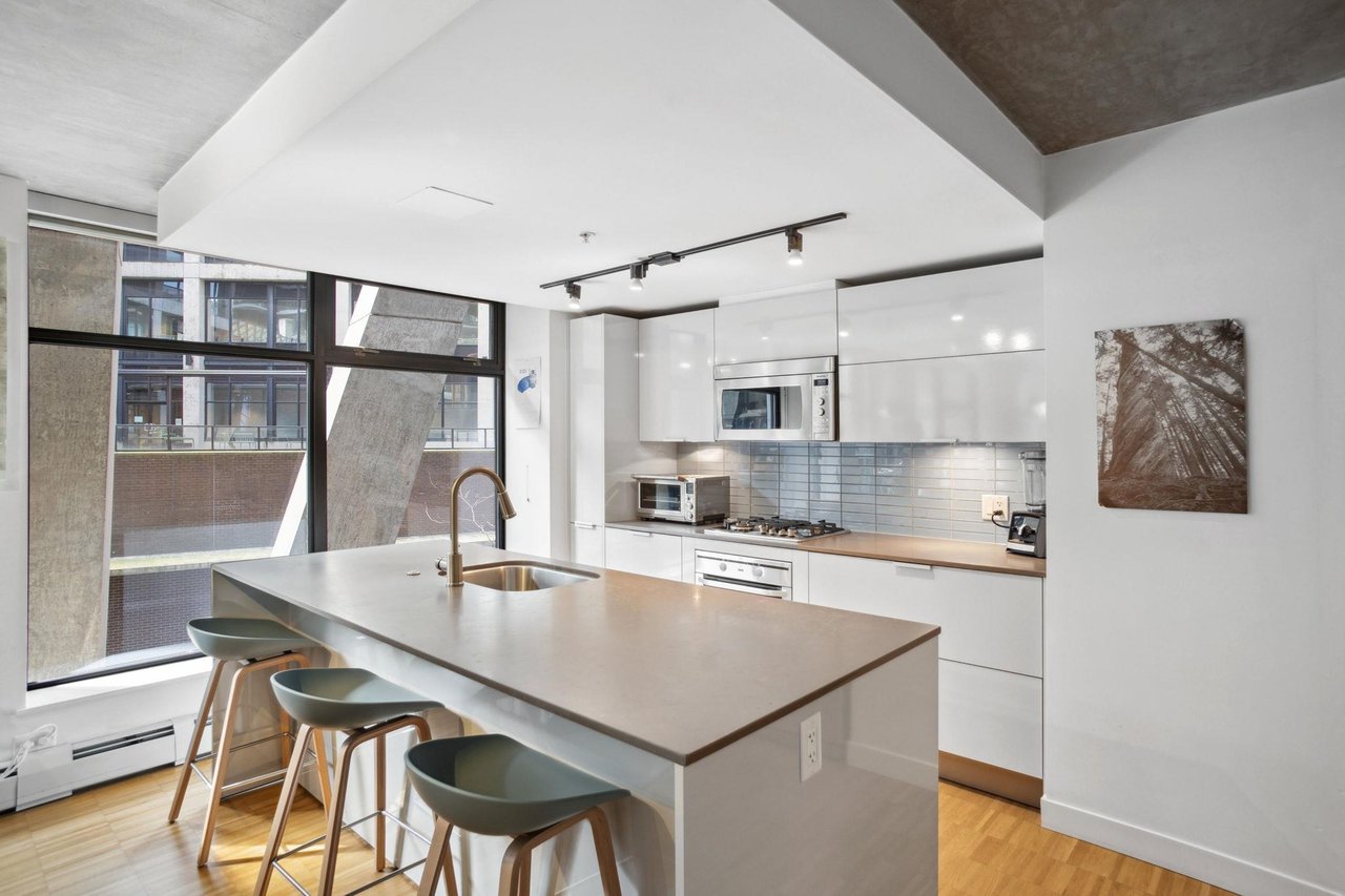 305-128 W Cordova St