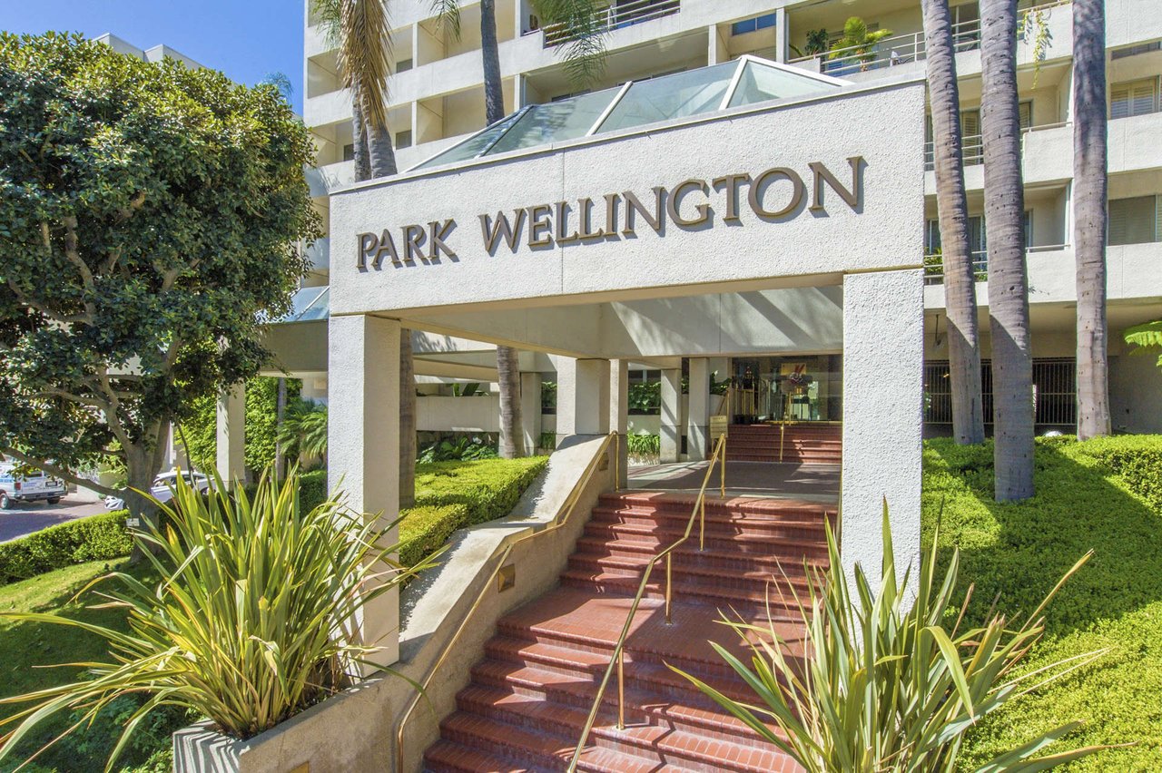 1131 Alta Loma Rd #306