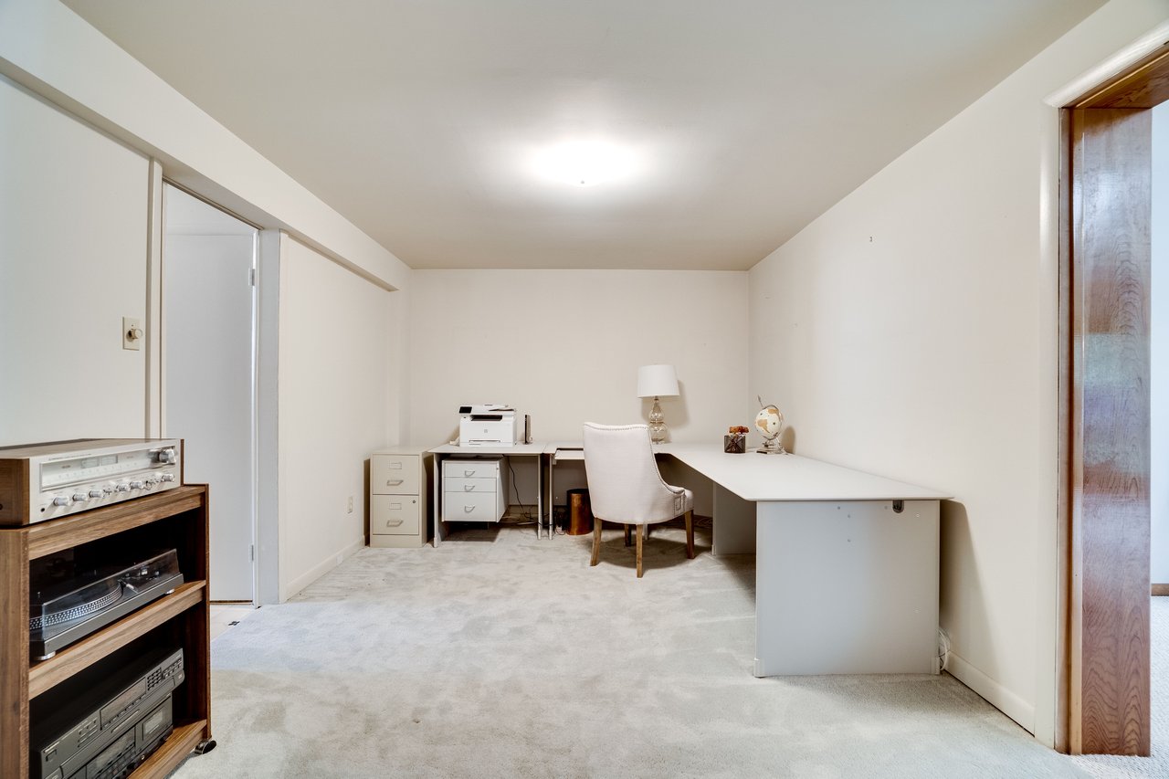 8609 Cyrus Pl