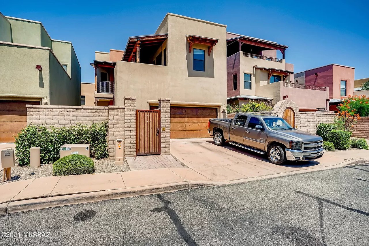 163 E Castlefield Cir