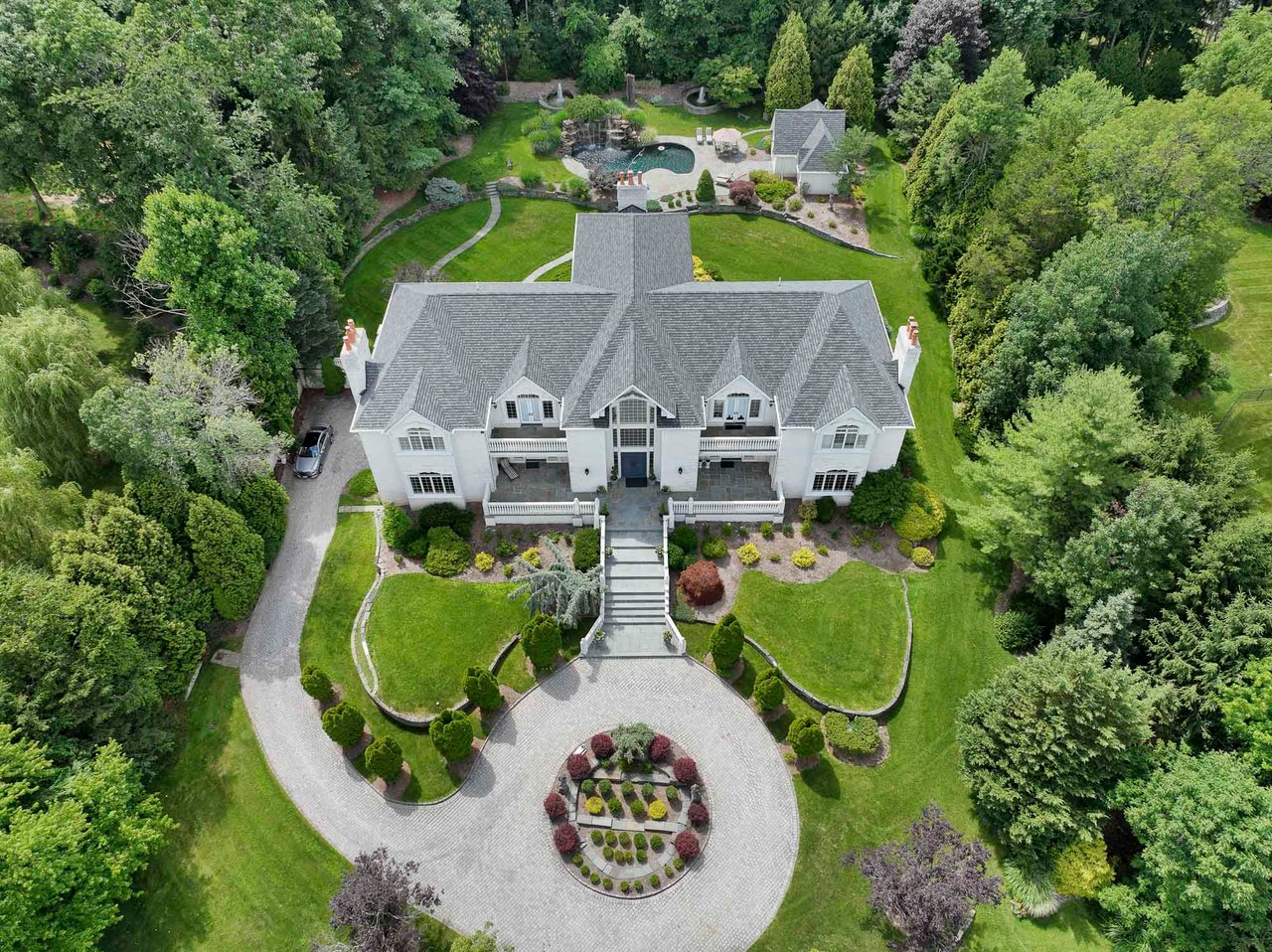 51 Chestnut Ridge Rd, Saddle River