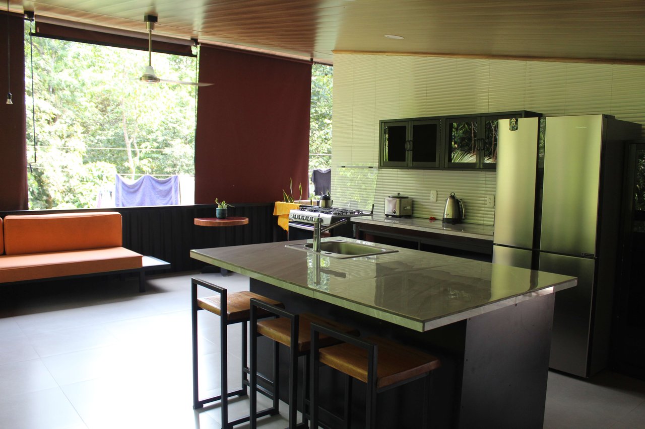 Spacious 2 Bedroom Minutes to the Beach