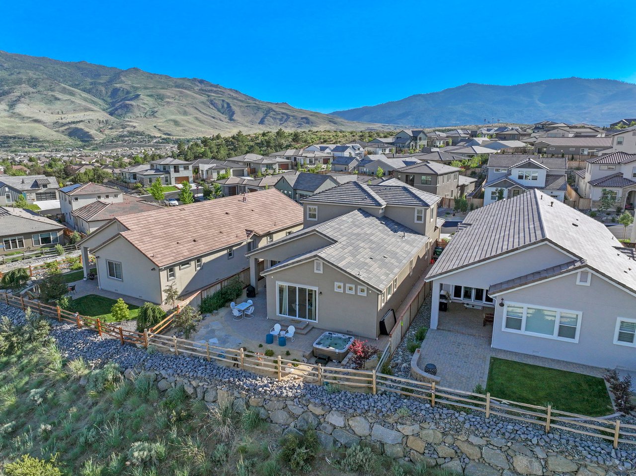 STUNNING SOMERSETT HOME