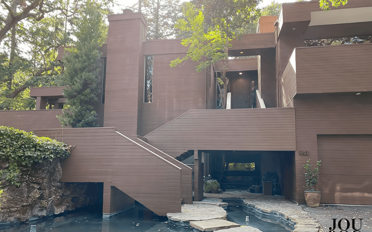 Frank Lloyd Wright-inspired Architectural Masterpiece