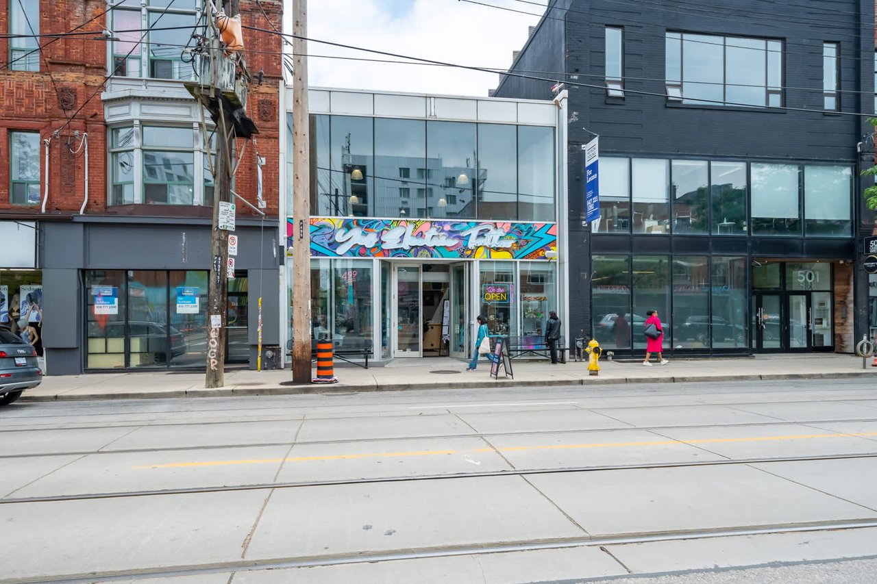 499 Queen St W