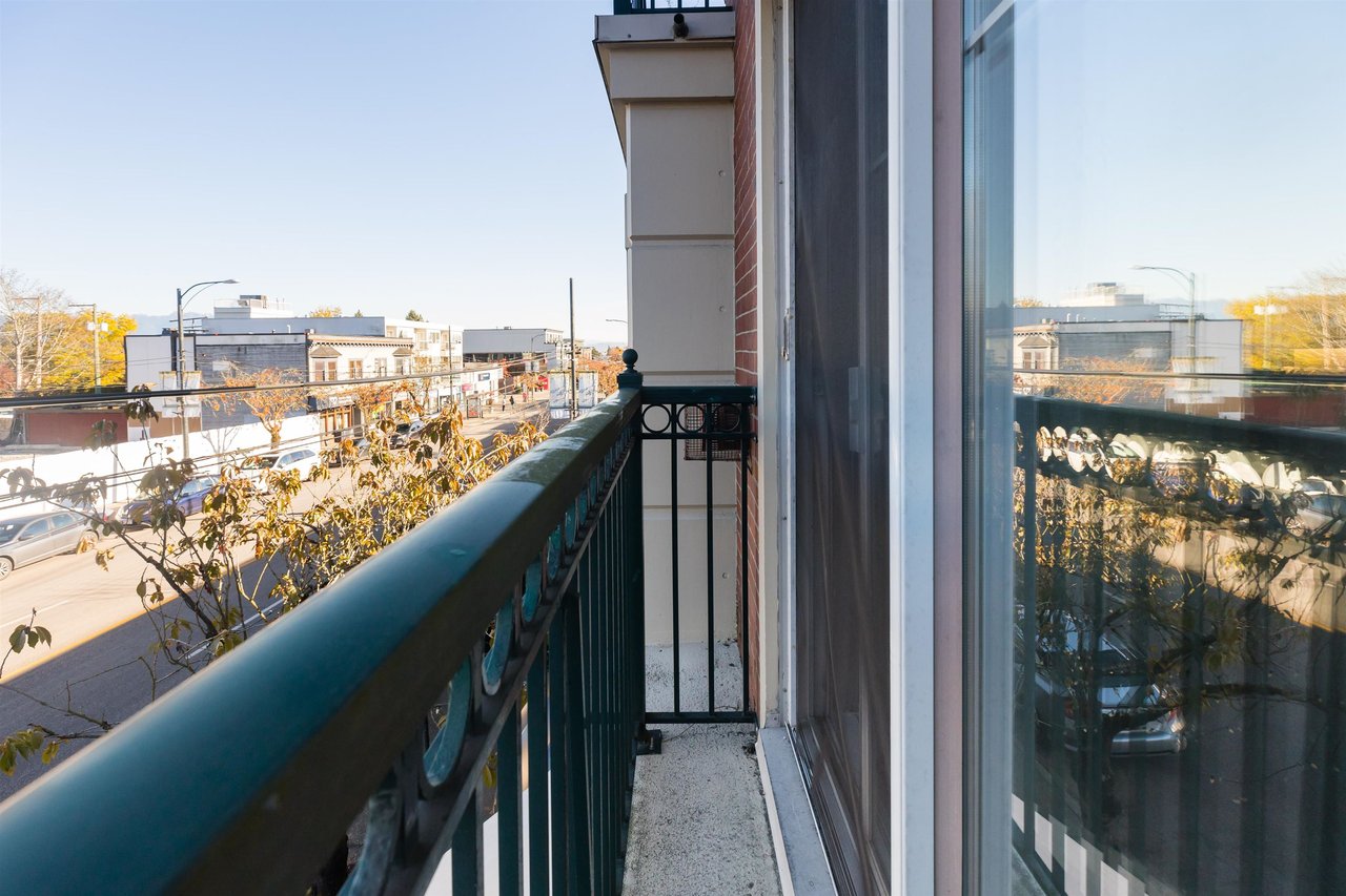 203-4542 W 10th Ave