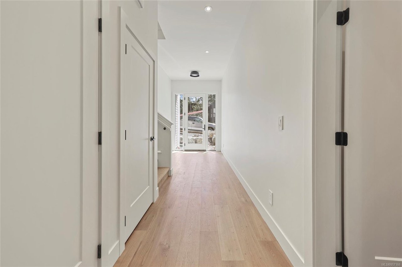 3913 Olympian Wy