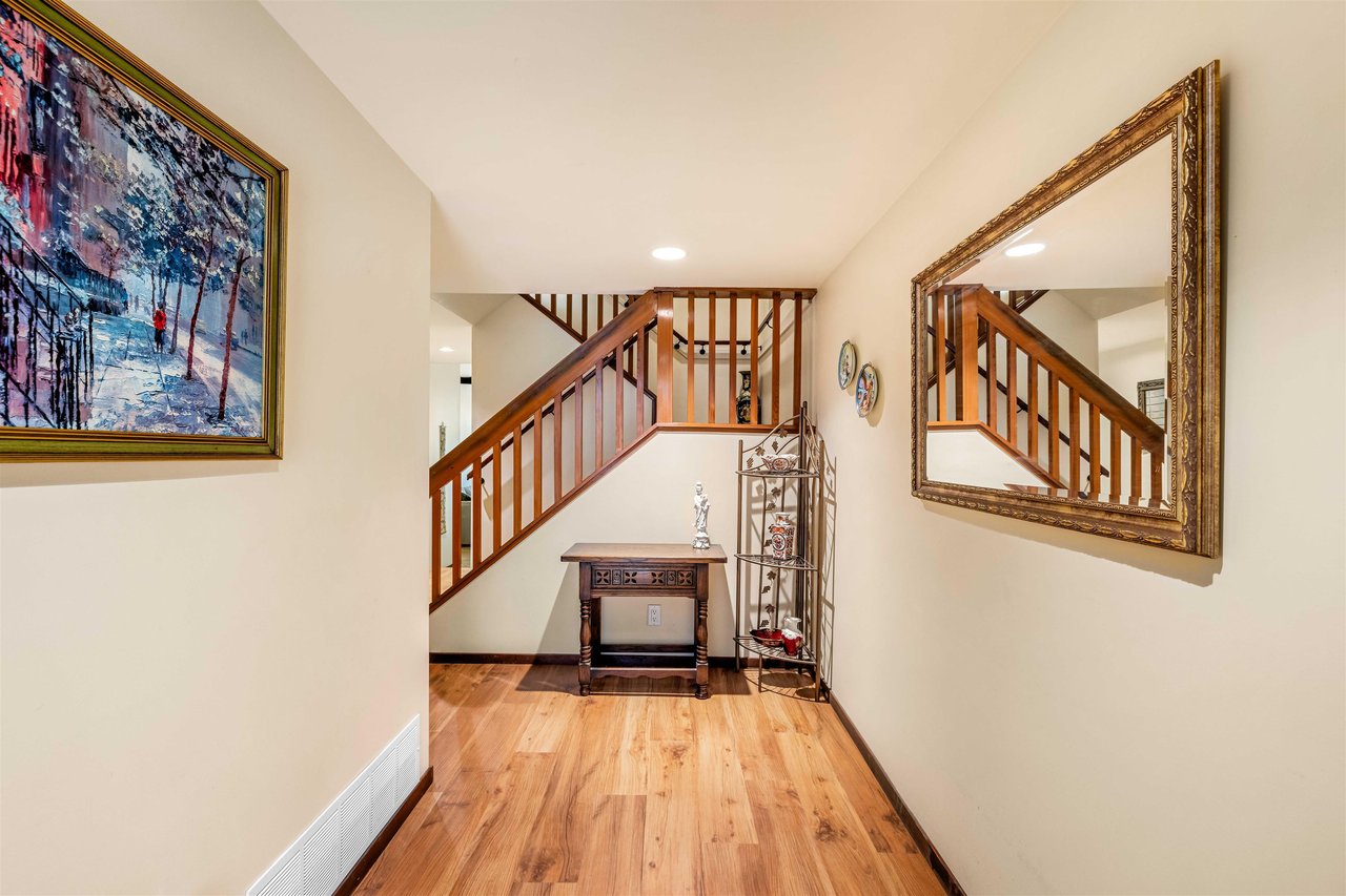 7-4957 Marine Dr