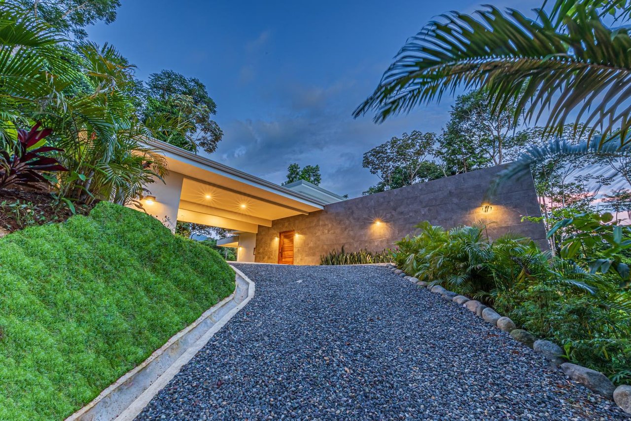 Outstanding Uvita Gem, Hidden in the Canopy with Ocean and Mountain Views