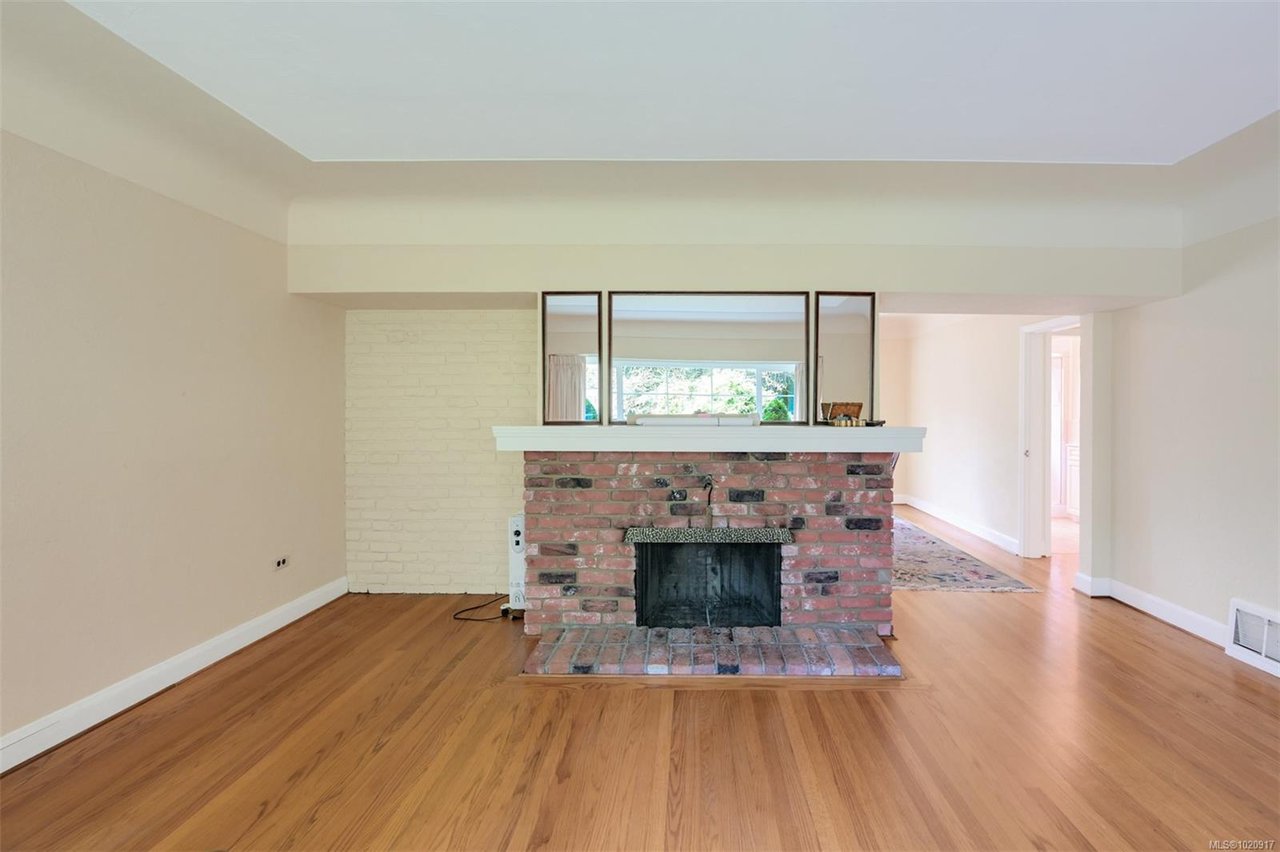 2587 MacDonald Dr