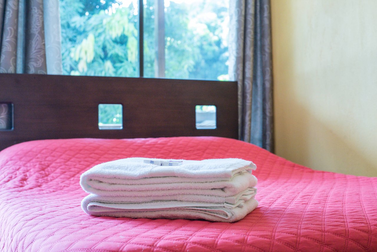 A highly-rated and high-occupancy resort with a hotel, cabins, on-site restaurant and a pool an easy 5-minute walk from PLAYA UVITA and Marino Ballena National Park!