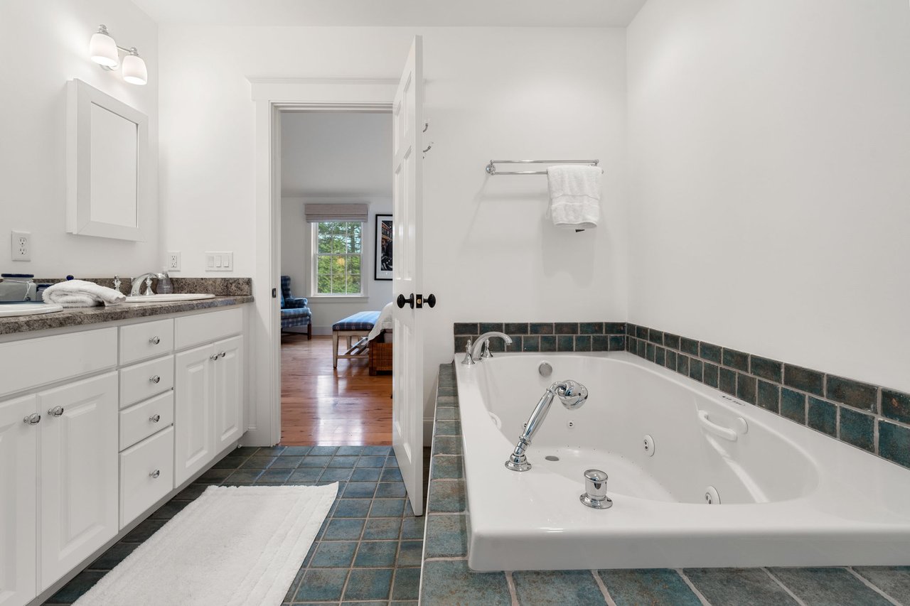 6 Oak Hollow Ln