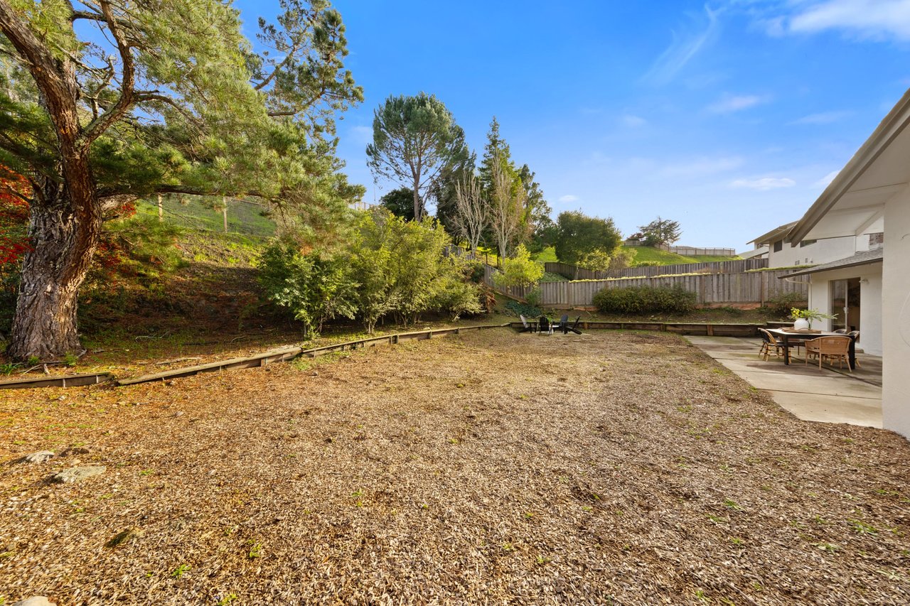 Comfortable Living on a Large Lot