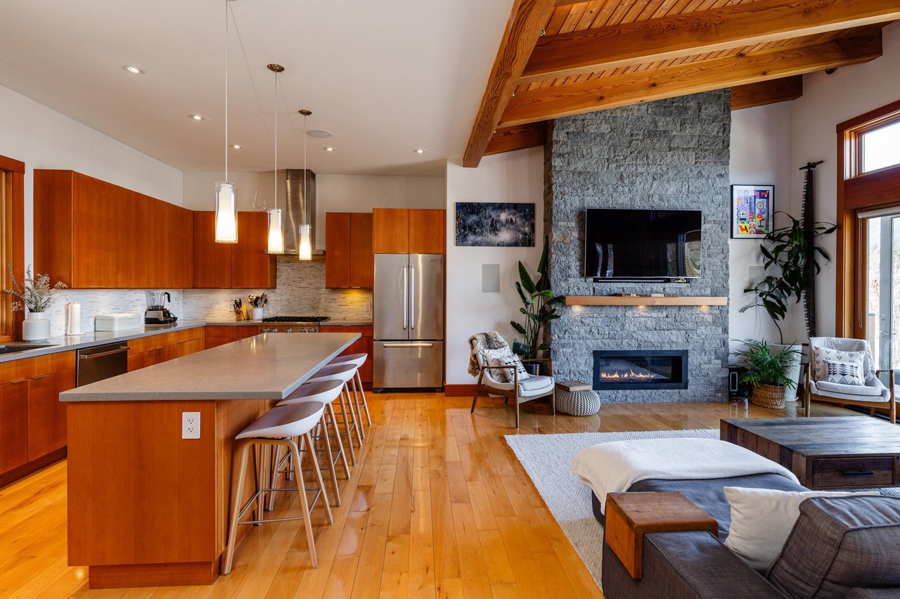 1054 Jay Cres