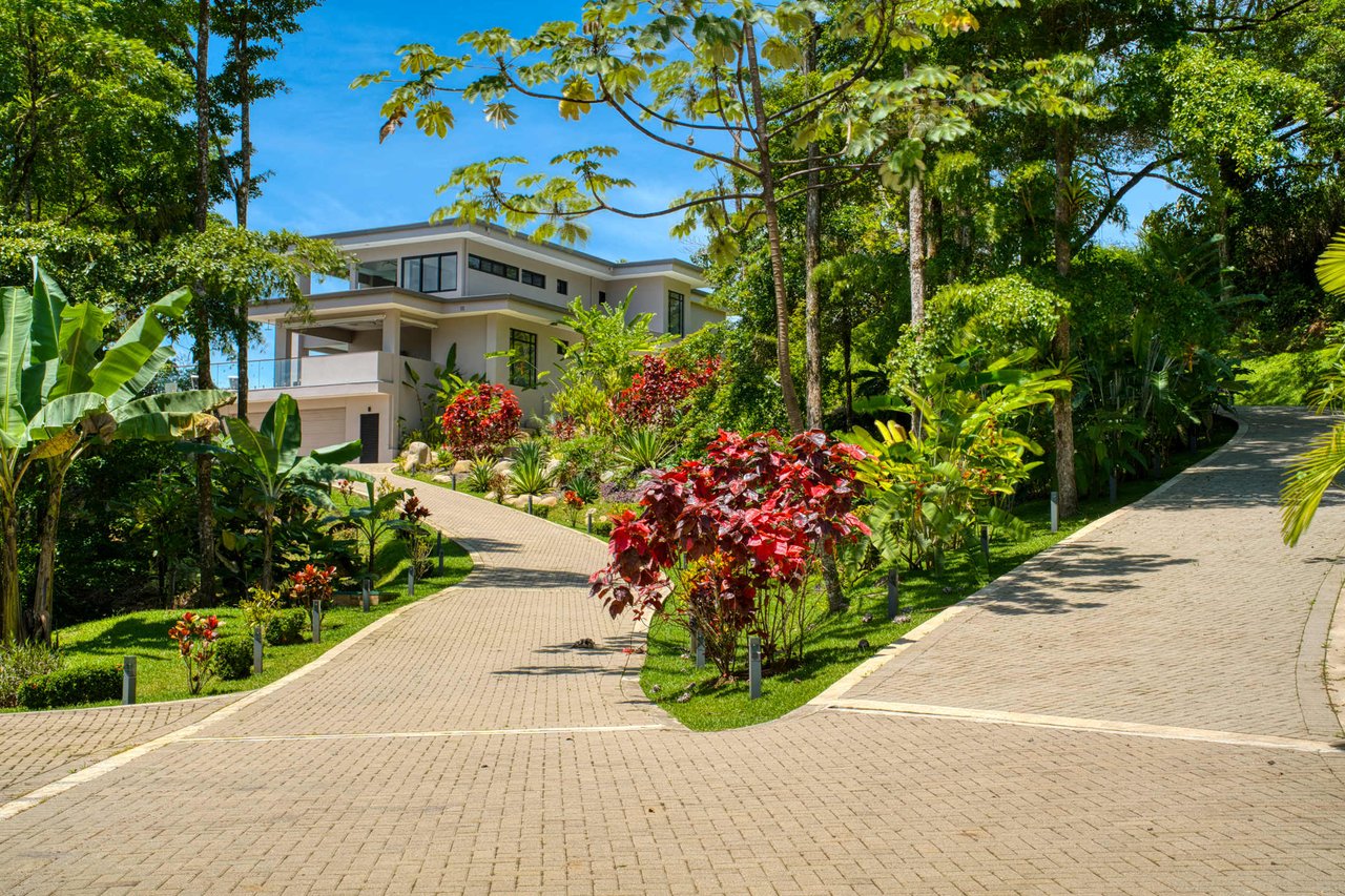 Luxury 4 Bed Ocean View Estate in Costa Verde