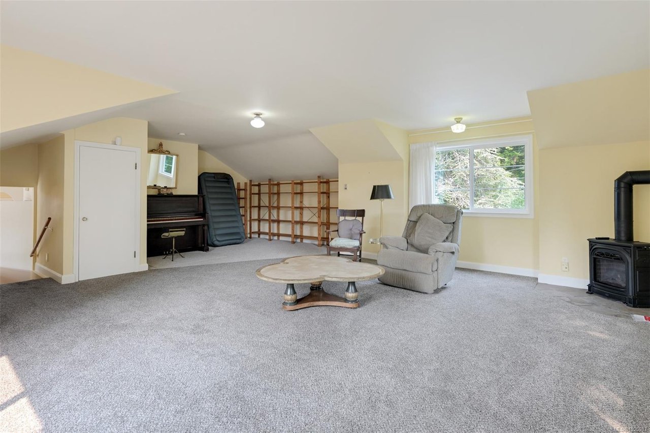 2587 MacDonald Dr