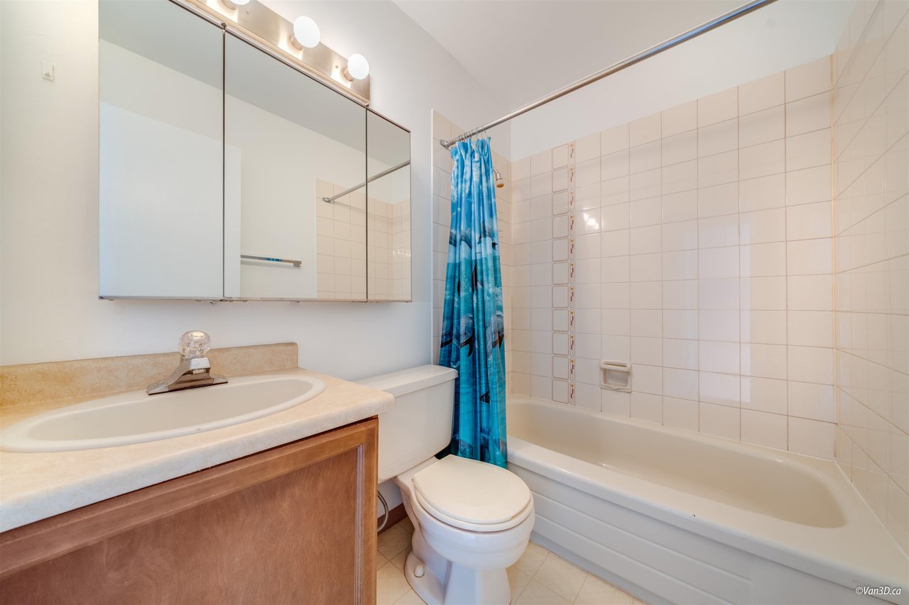 3-225 W 15th St