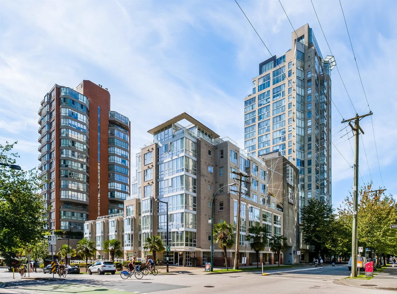 208-910 Beach Avenue, Vancouver