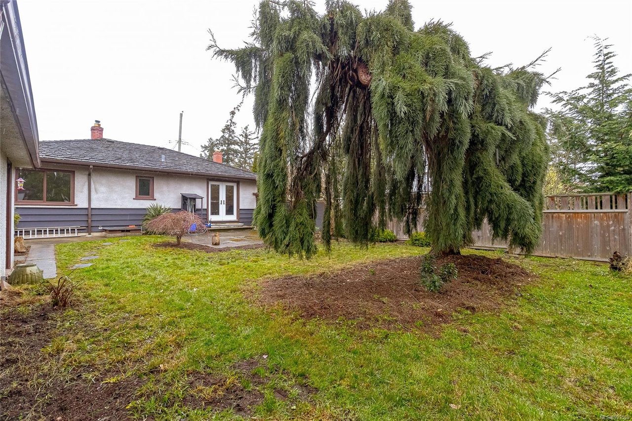 1867 Neil St, Saanich