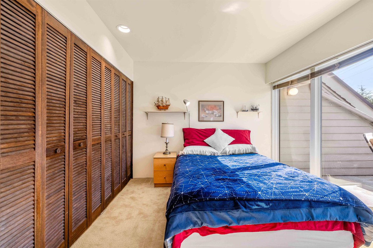 7-4957 Marine Dr