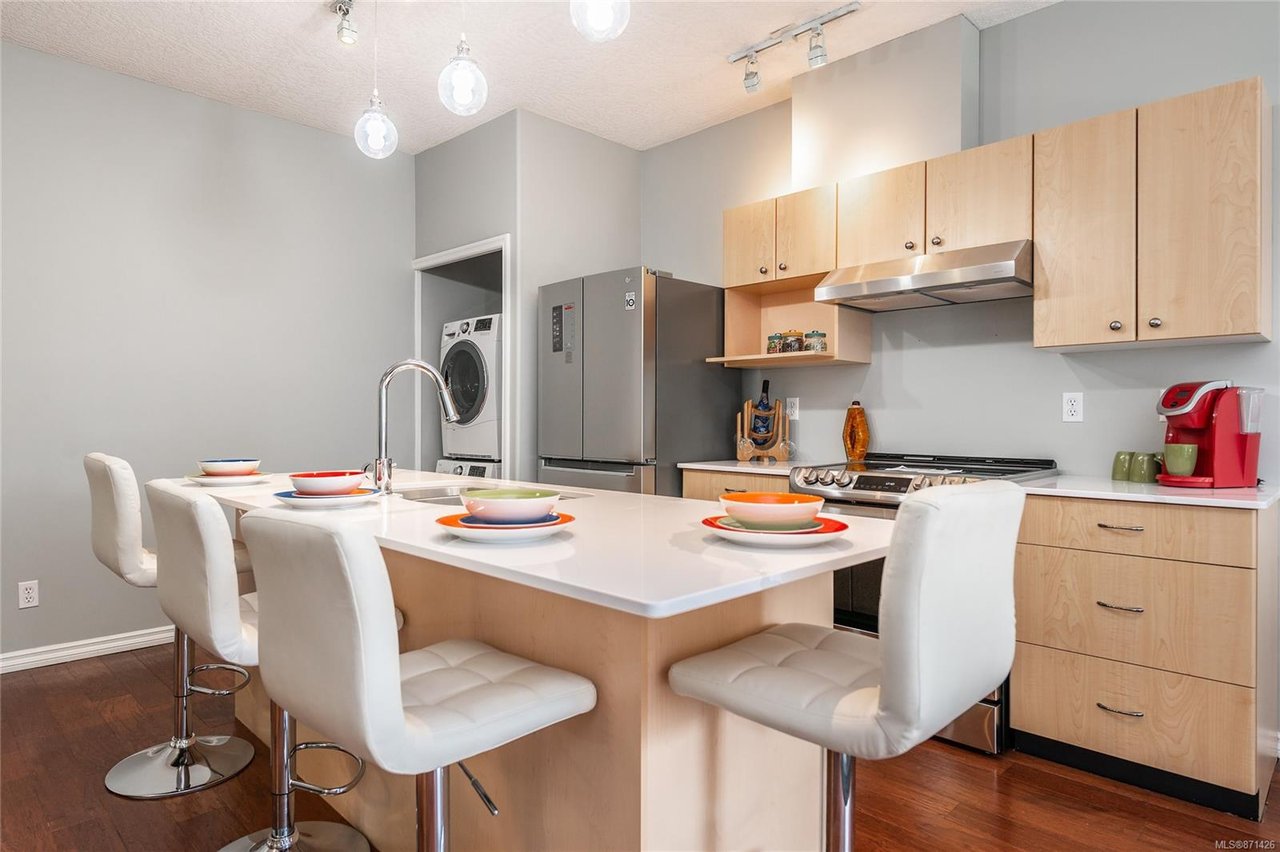 303-2823 Jacklin Rd