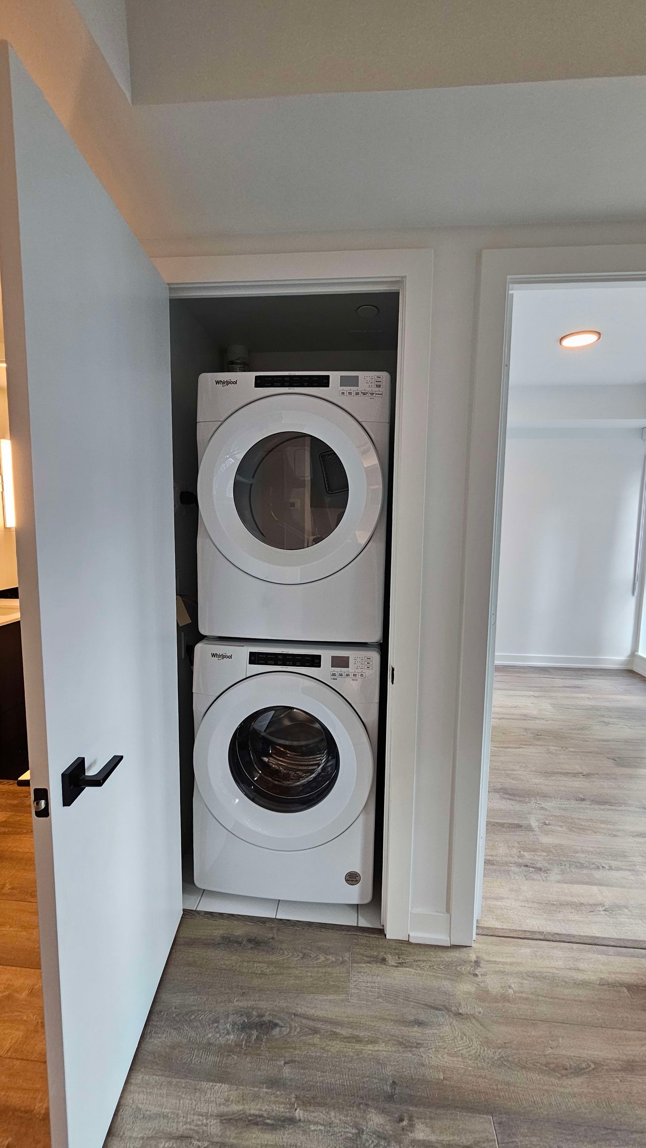 327 King St W Unit: 901