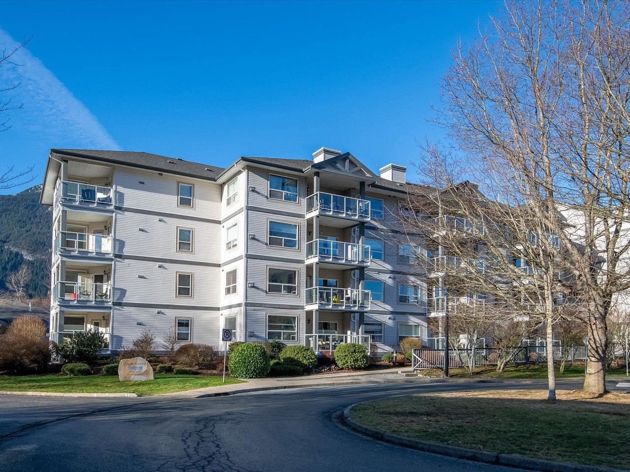 203-1203 Pemberton Ave