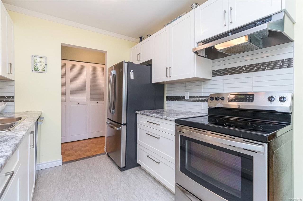 304-1665 Oak Bay Ave