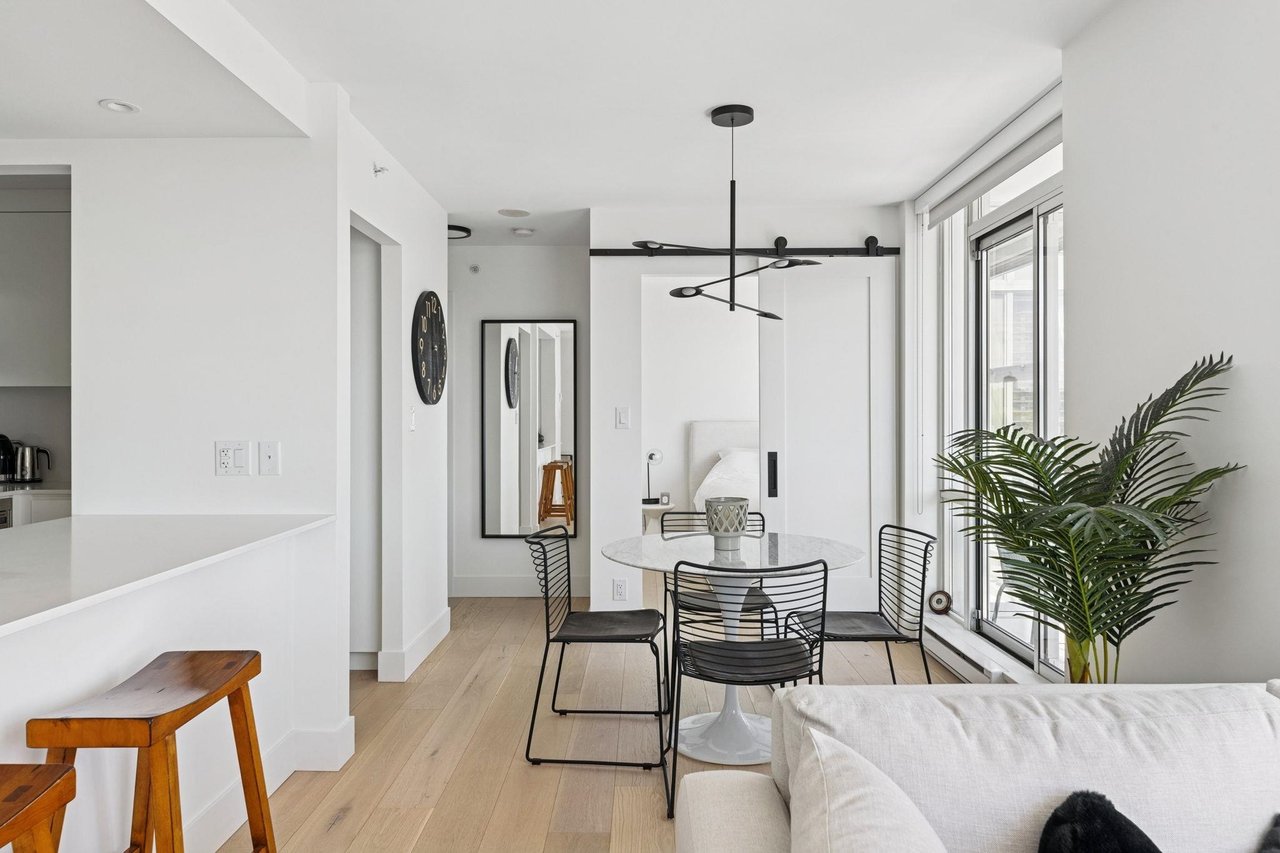 801-1077 Marinaside Cres
