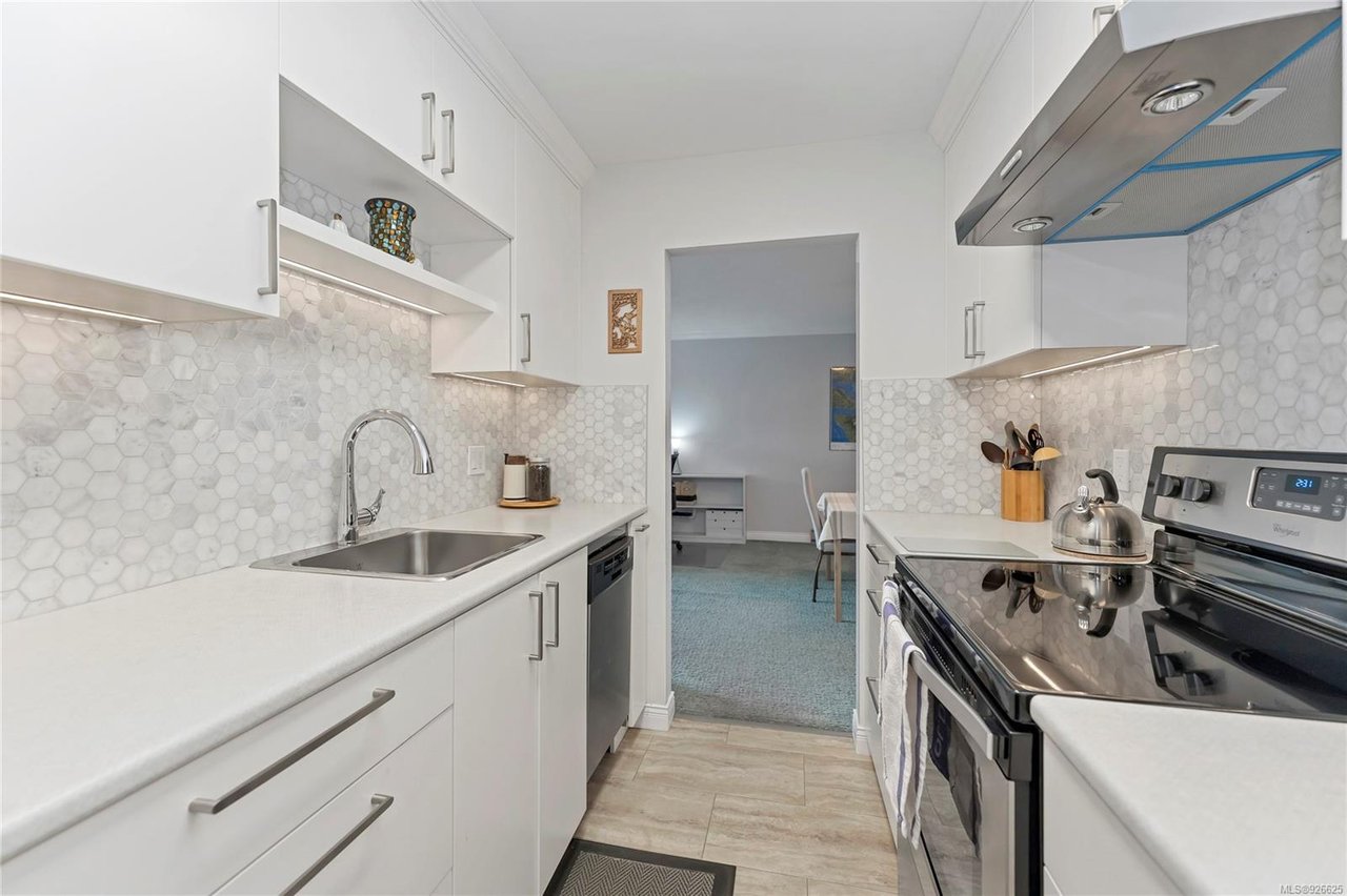 204-848 Esquimalt Rd