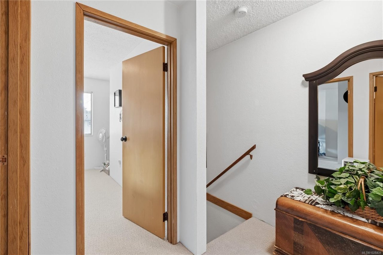 1639 Holly Cres