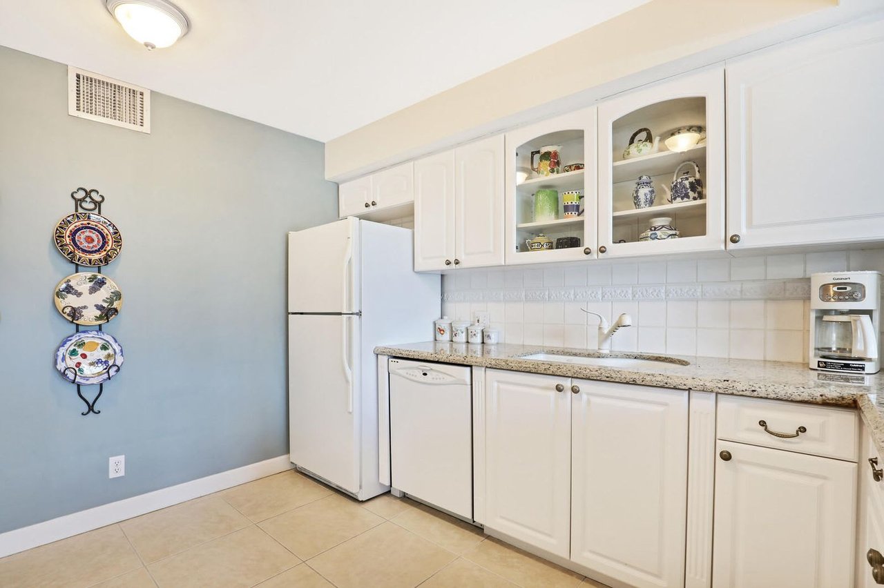 122 Lakeshore Drive #2320