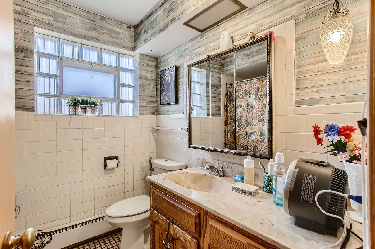 8707 N Oketo Niles, IL  60714