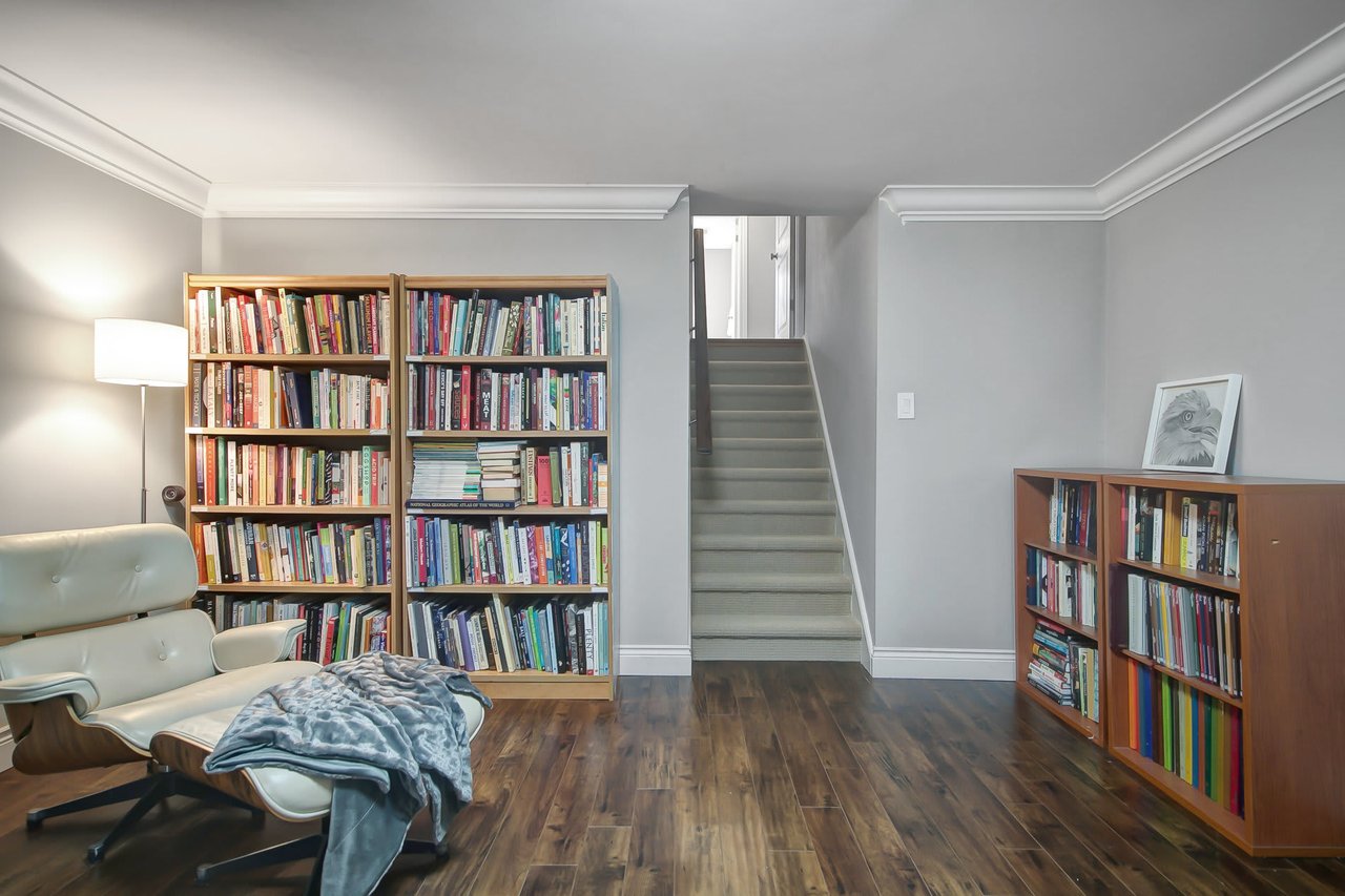 1274 Lorne Park Rd