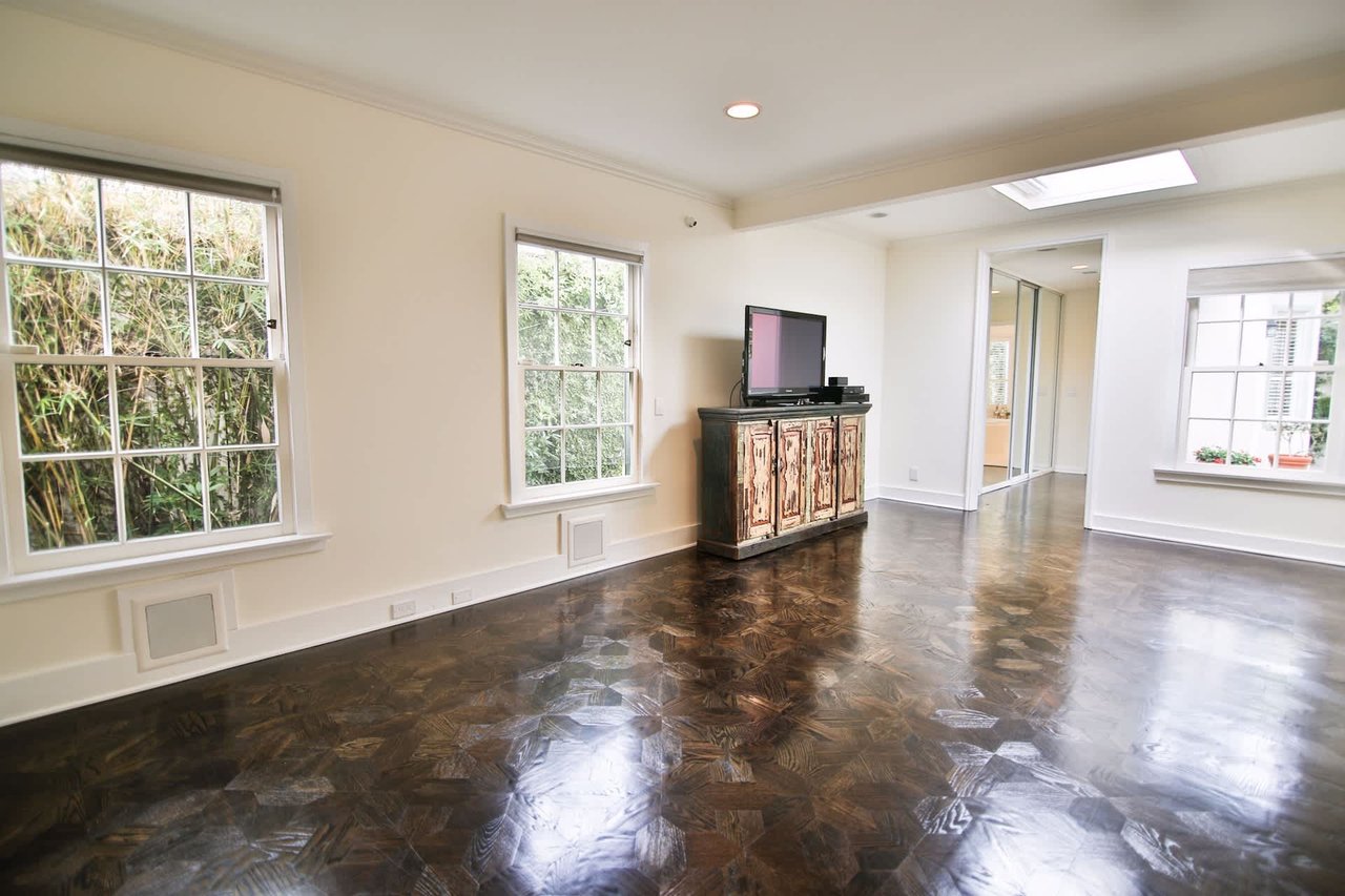 8749 Dorrington Ave