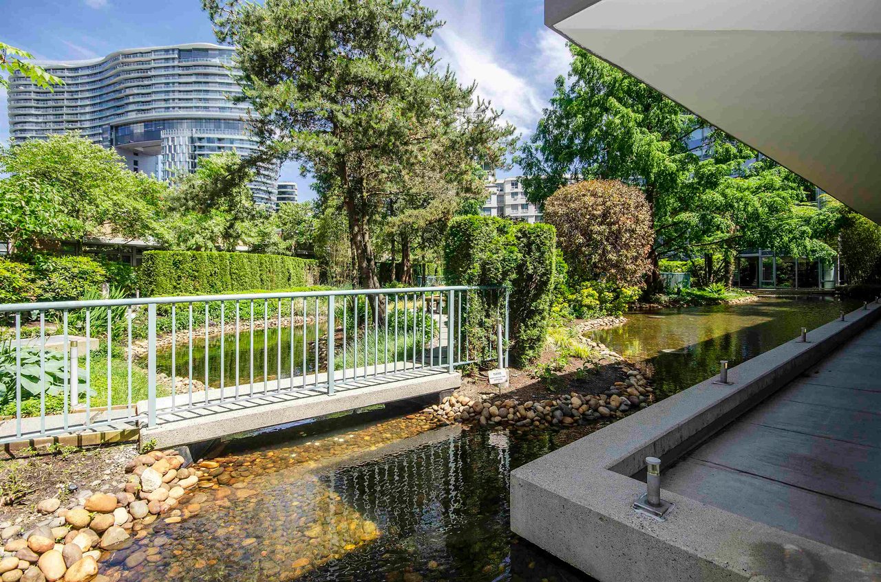 3207-1033 Marinaside Cres