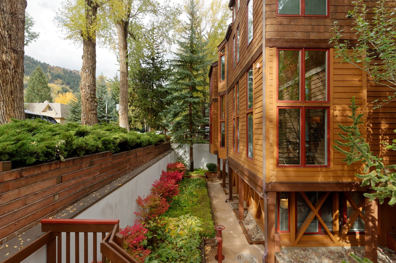 900 E Durant Street Unit: B-105