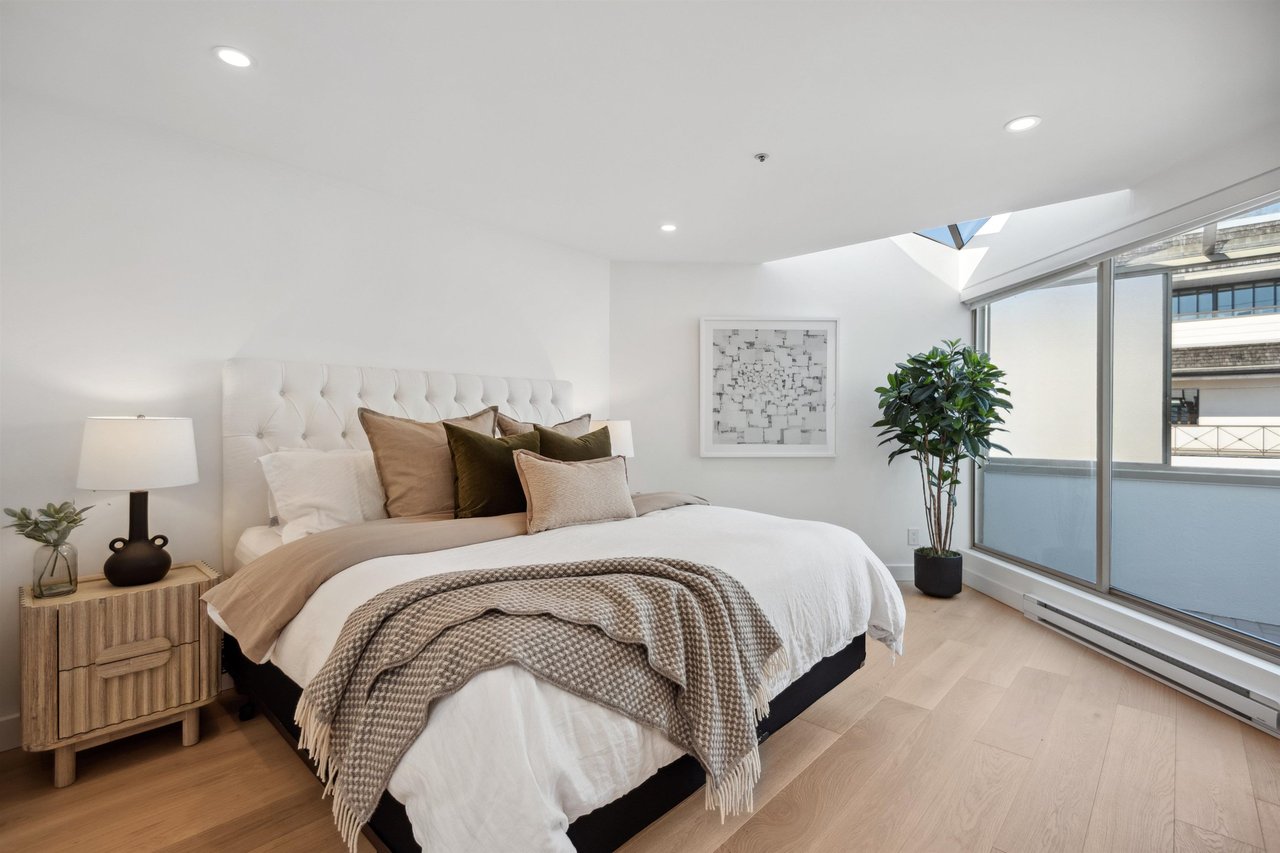 207-2433 Bellevue Ave