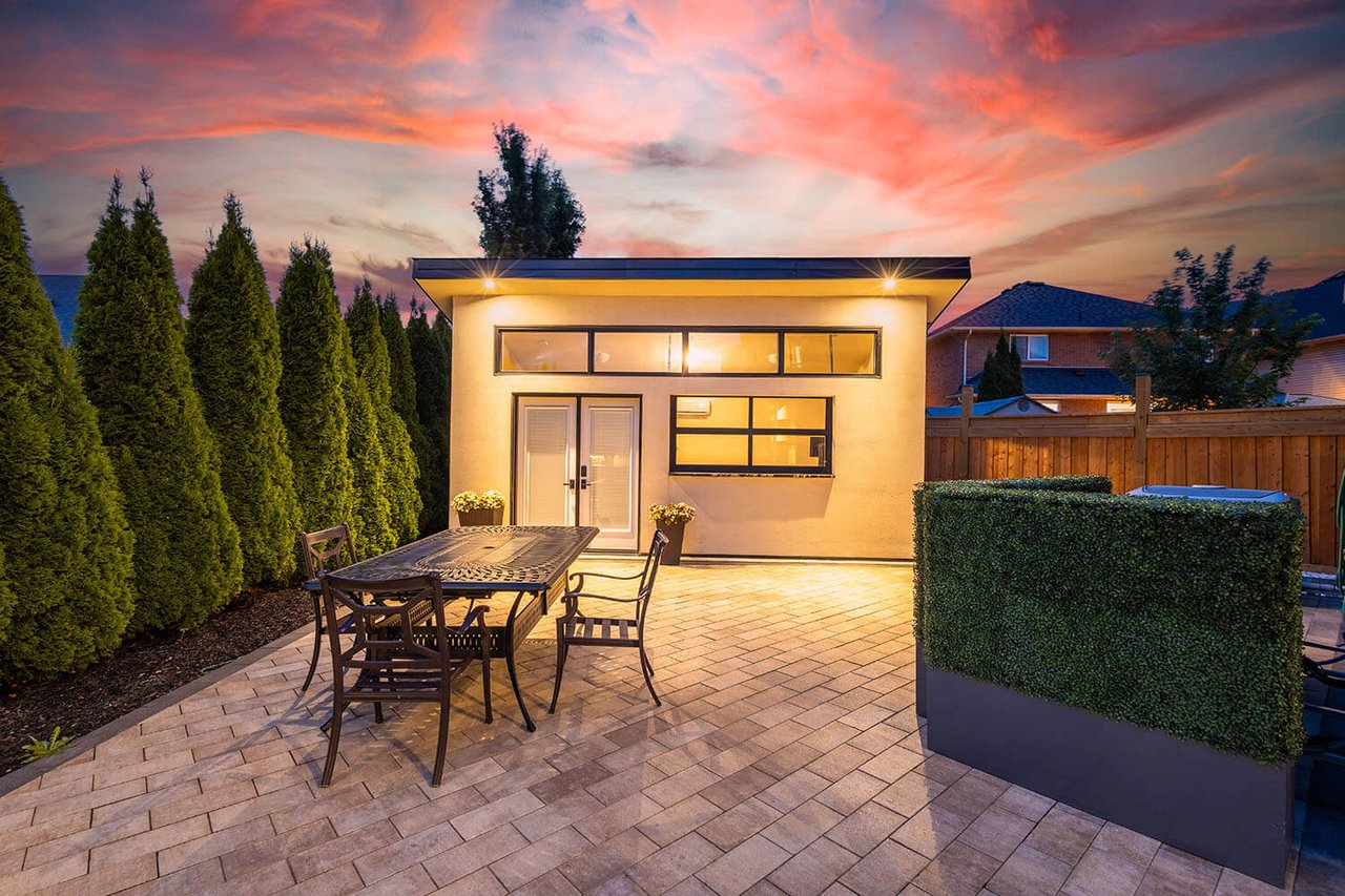92 Eringate Ct