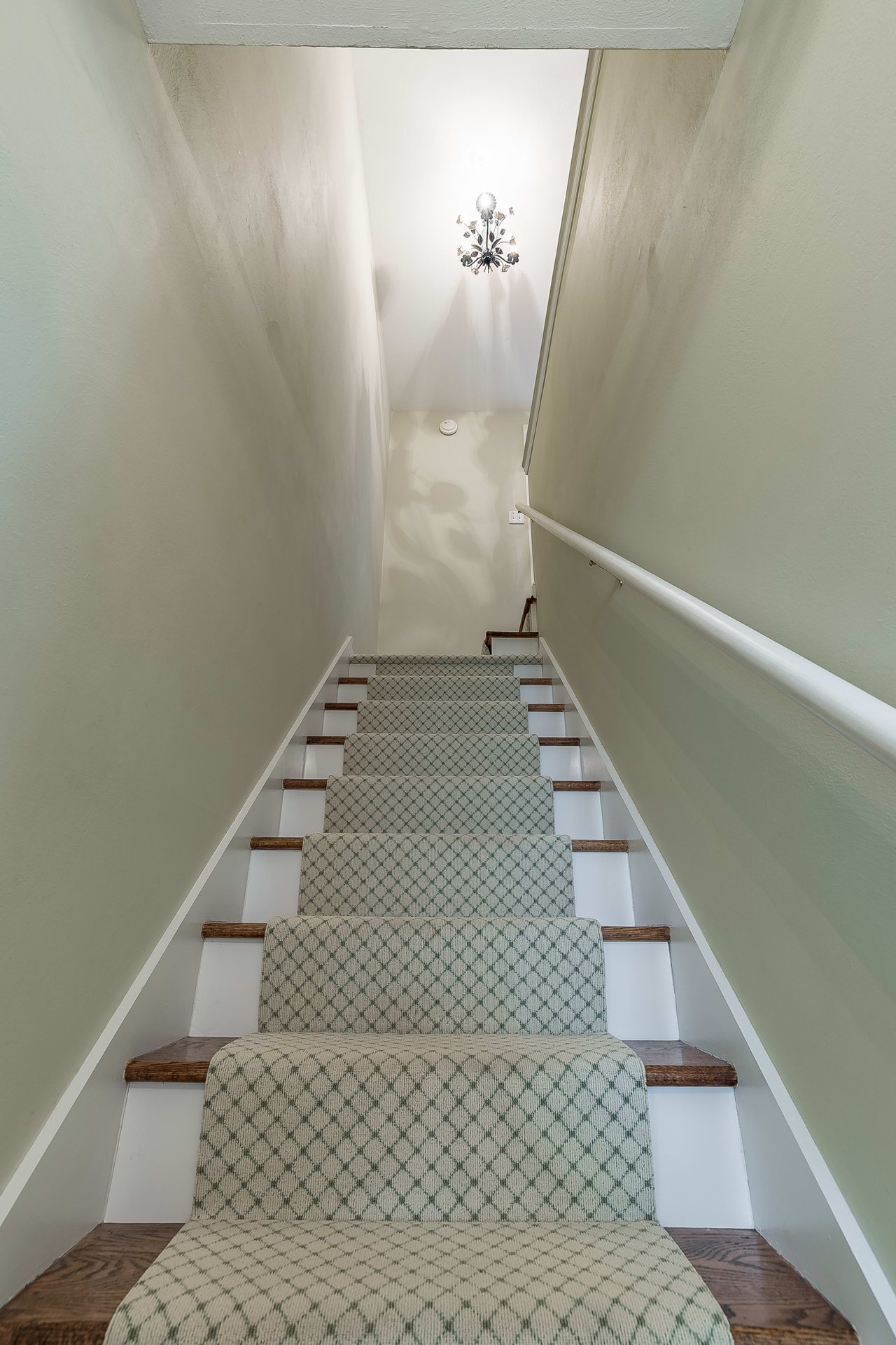 Darling 1.5 Story Home in Crystal Lake Park