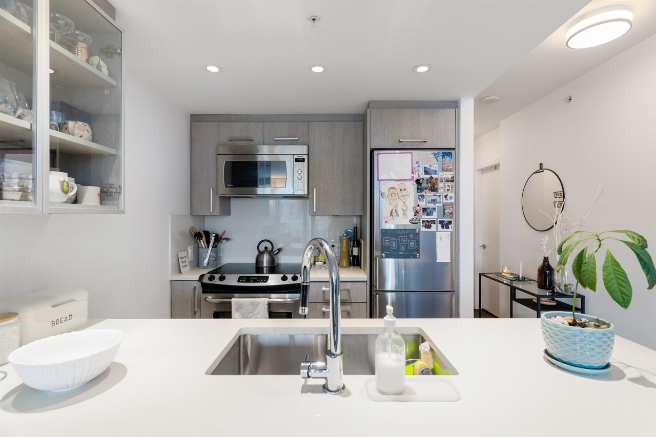 303-933 E Hastings St