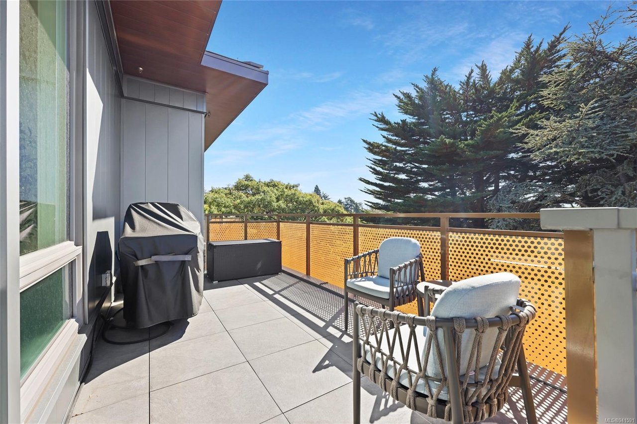 403-1018 Pentrelew Pl