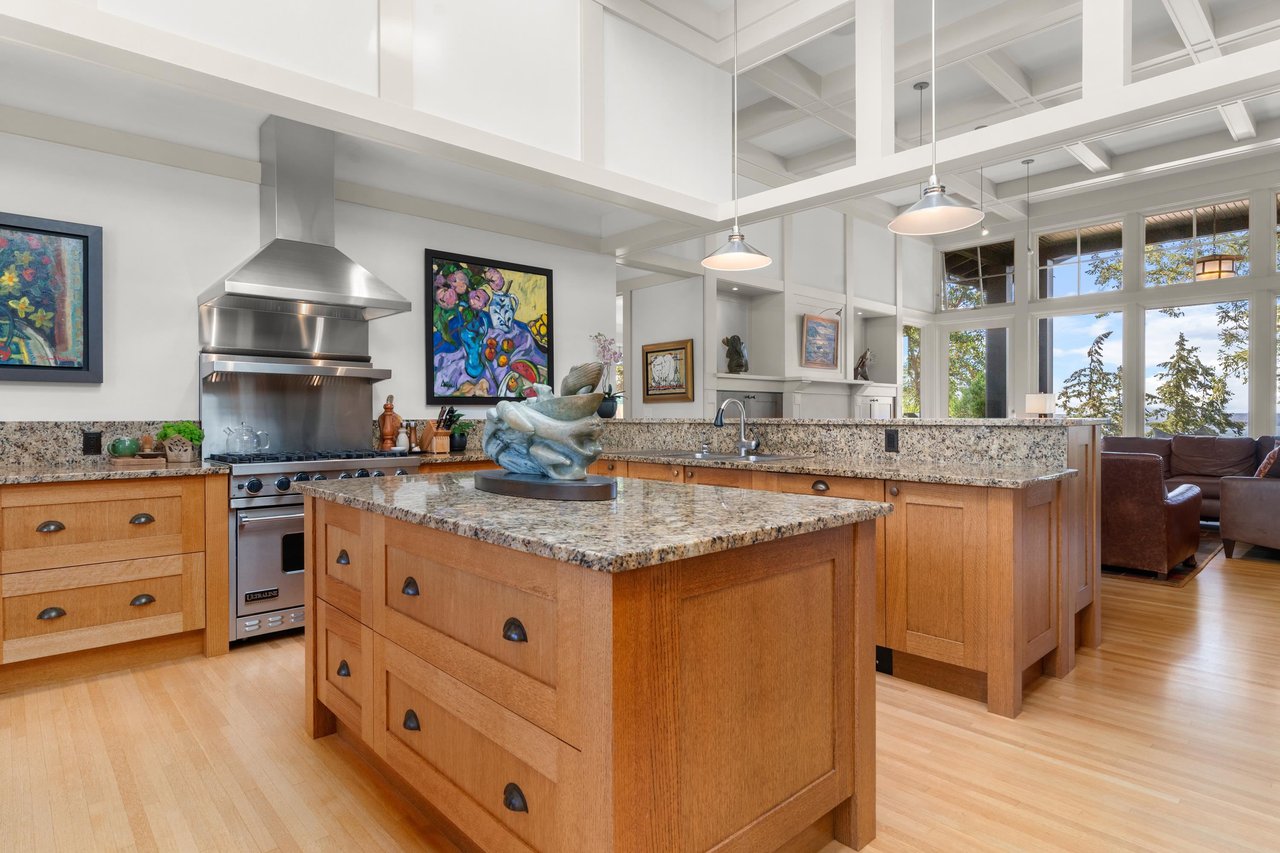 4528 Caulfeild Lane