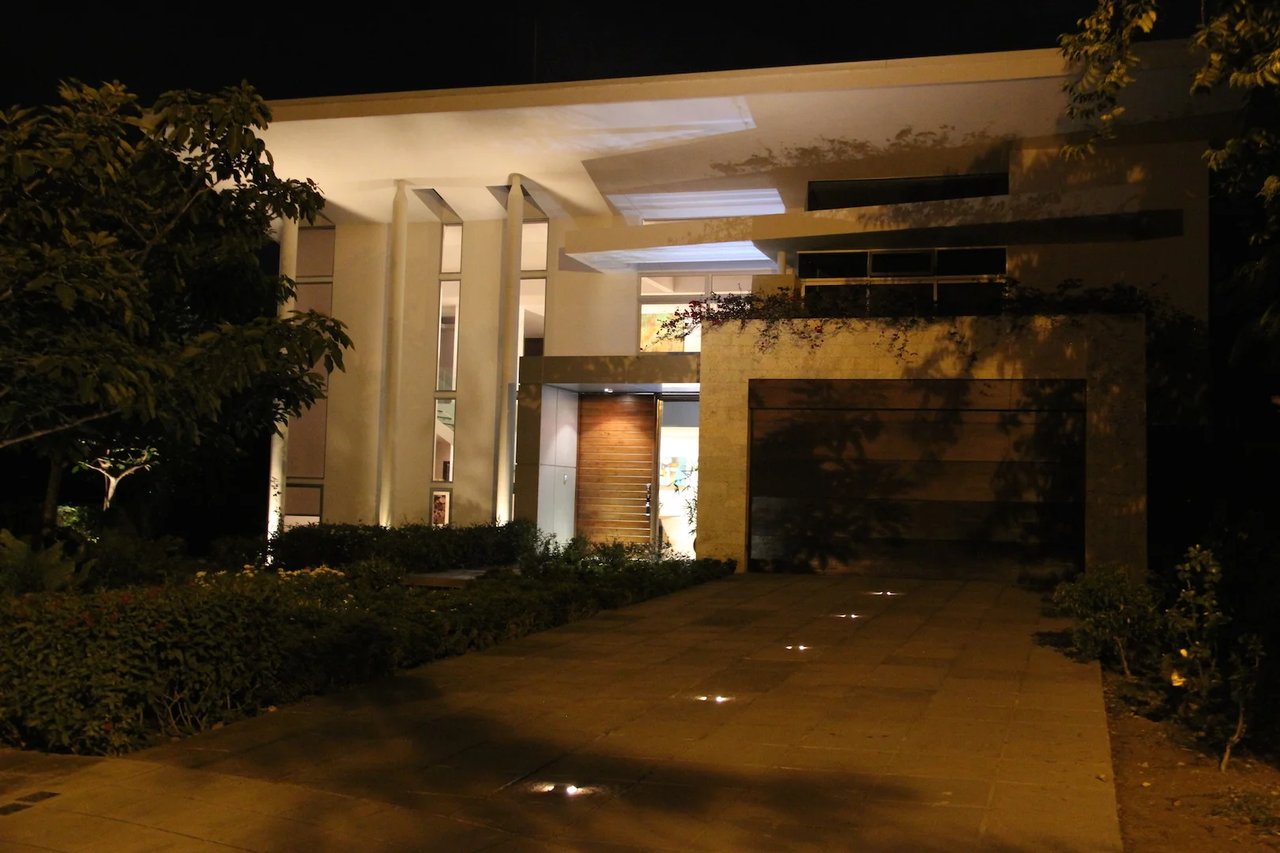 Lakefront Smart Home with Pool, Santa Ana, San Jose